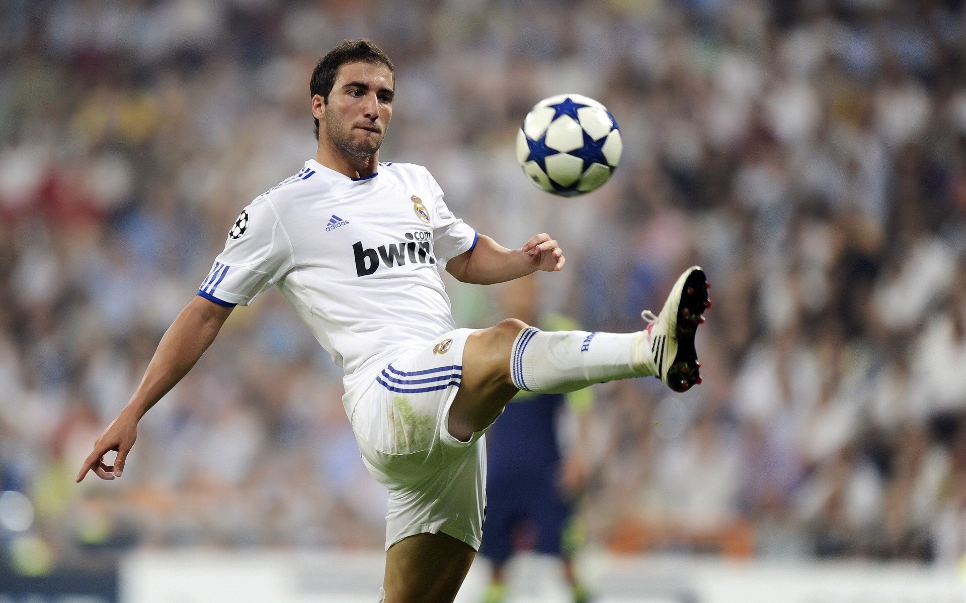 沙特的金元，迪巴拉的利刃，当足球秩序在关键节点被强行改写